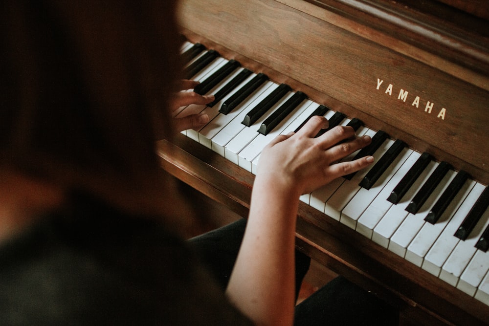 Bermain piano di ruang yang hangat