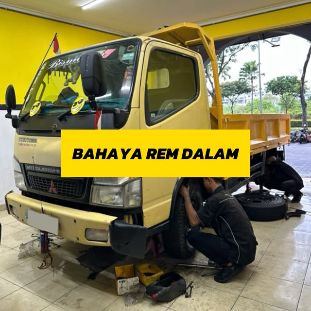 Perbaikan rem truk di dalam bengkel One Stop