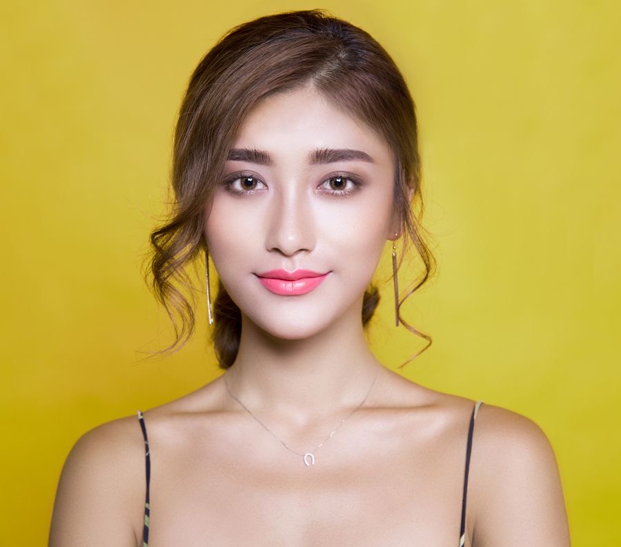 Senyum elegan dan percaya diri